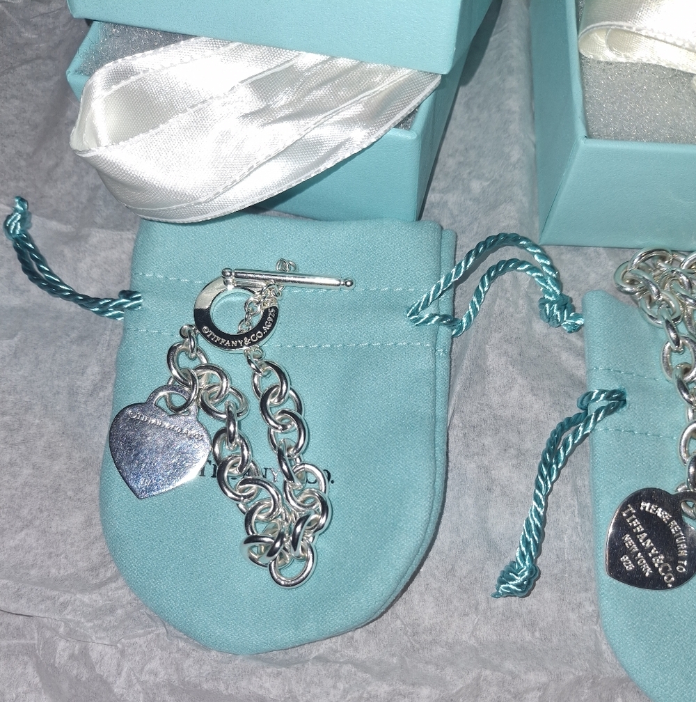 Return To Tffany  Silver Heart Charm Bracelet Retails $800